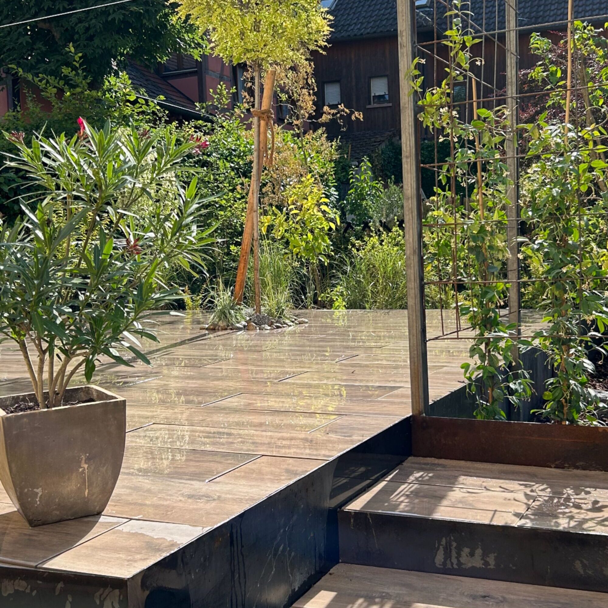 TERRASSE ESCALIER ET STRUCTURE MONTANTE EN TREILLIS SOUDEES POUR PLANTATION 1 2000X2000 | Le temps d'un jardin Le temps d’un jardin, expérience et créativité au service de votre aménagement paysager ! Guebwiller